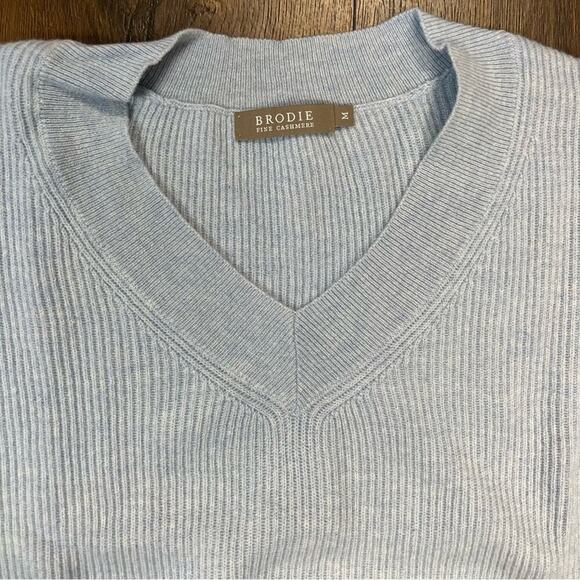 Brodie powder blue v neck fine cashmere sweater SZ MED - Picture 2 of 4